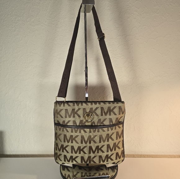 Michael Kors Kempton Large Pocket Canvas Brown and Tan Crossbody Bag - Picture 4 of 15